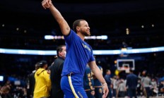  库里回归赛场，问鼎冠军首场状态亮眼，曼联观众沸腾！